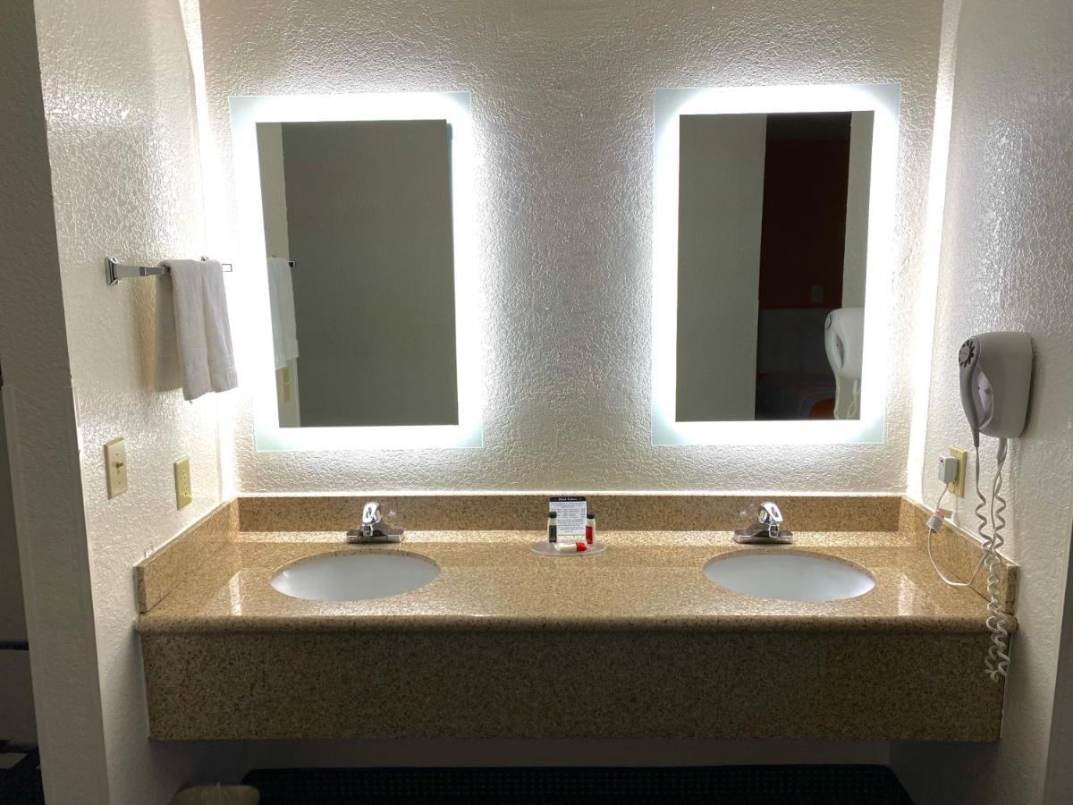 ฮาวเวิร์ด จอห์นสัน บาย วินด์แฮม ฮอลบรูก Hotel โฮลบรุค ภายนอก รูปภาพ